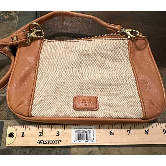 Fossil Crossbody‎ bag. Tan Creme. Zip closure. Lined pockets. Detachable strap - Picture 5 of 7